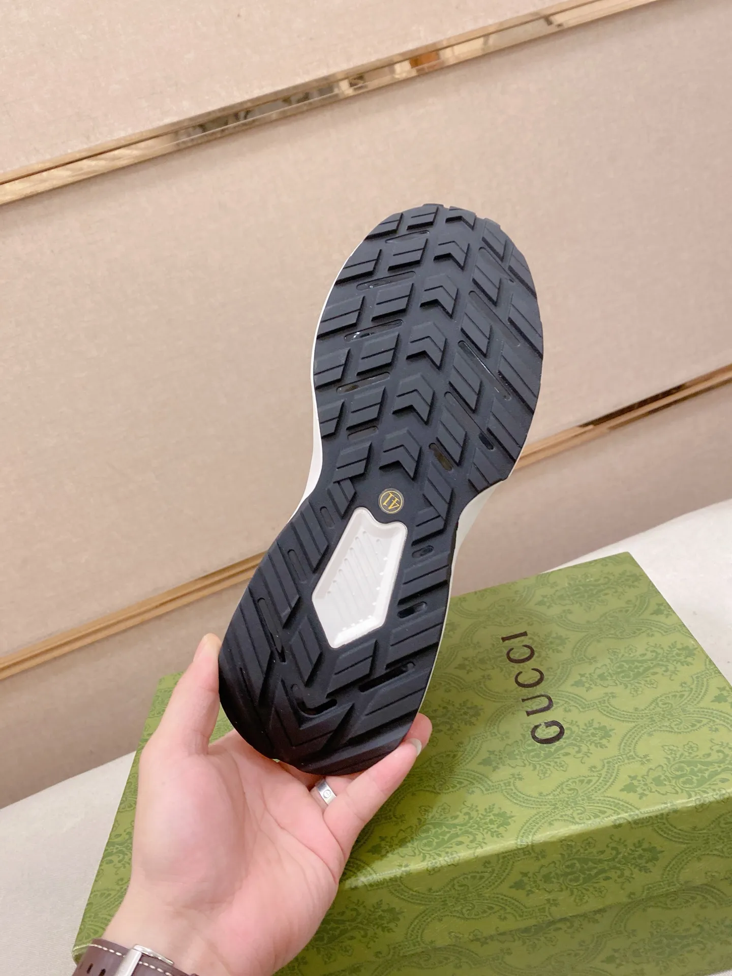 Factory price 442 men's shoes 💰New GUCCI (Gucci) counters are on the market at the same time, new men's shoes, 😘fabrics are selected imported cowhide, lining: sheepskin lining. 👍🏿 High-end ☄️ air-cushion molded anti-slip rubber outsole, exquisite lines, simple and elegant, comfortable and high-end for leisure travel. Code number: 38 to 44 (45 can be customized and cannot be returned or exchanged)